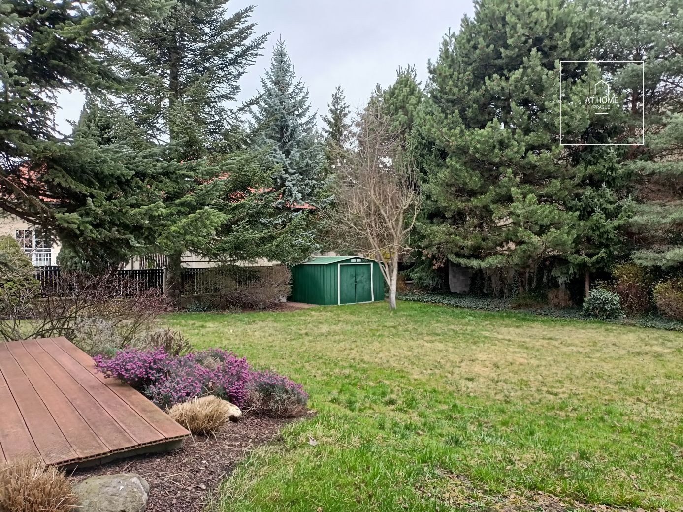 Nicely kept, unfurnished family house in quiet part of Průhonice with beautiful, grown garden, Javorová