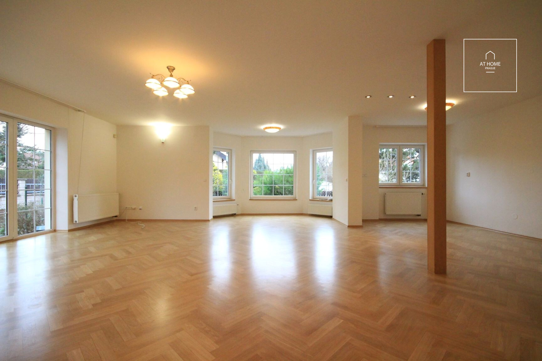 Nicely kept, unfurnished family house in quiet part of Průhonice with beautiful, grown garden, Javorová