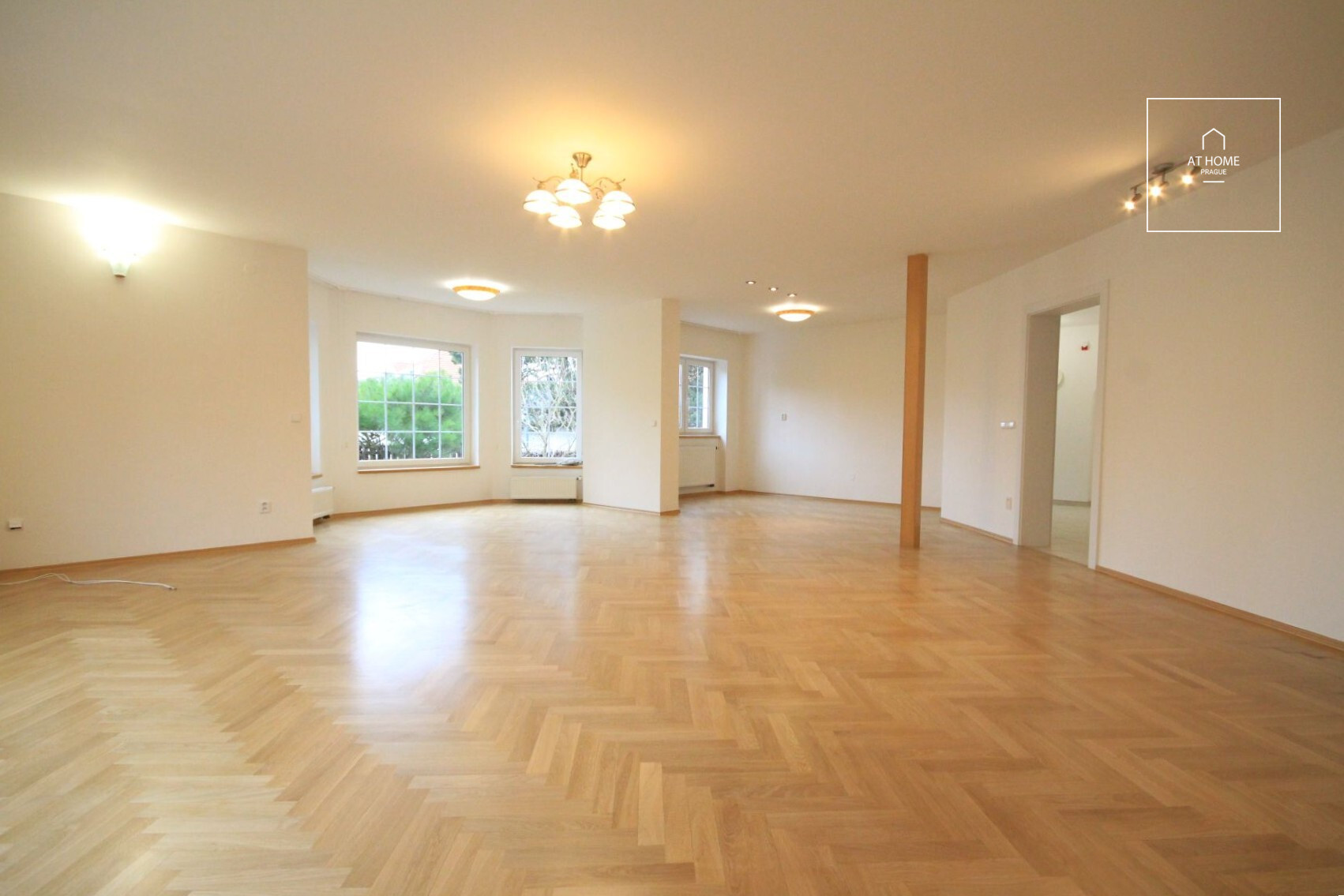 Nicely kept, unfurnished family house in quiet part of Průhonice with beautiful, grown garden, Javorová