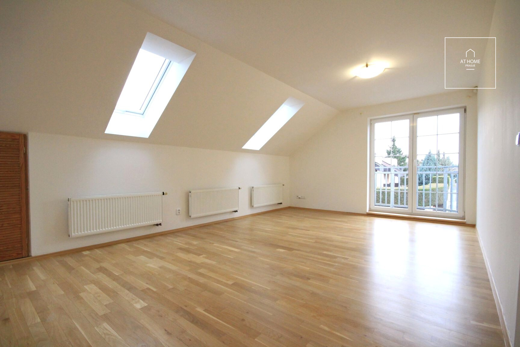 Nicely kept, unfurnished family house in quiet part of Průhonice with beautiful, grown garden, Javorová