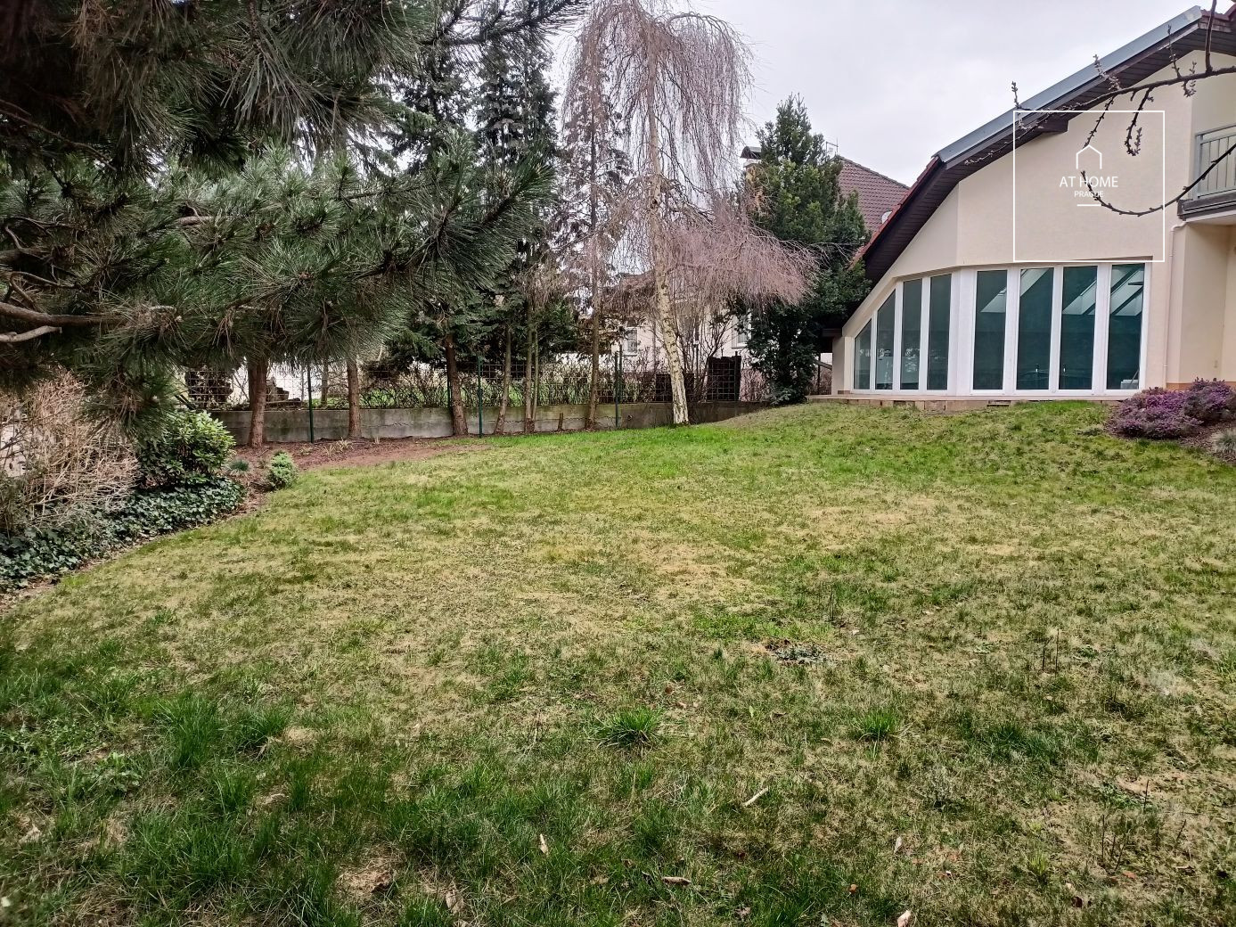 Nicely kept, unfurnished family house in quiet part of Průhonice with beautiful, grown garden, Javorová