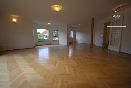 Nicely kept, unfurnished family house in quiet part of Průhonice with beautiful, grown garden, Javorová