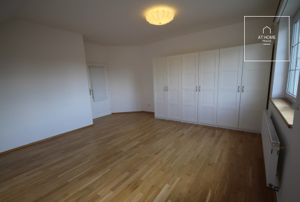 Nicely kept, unfurnished family house in quiet part of Průhonice with beautiful, grown garden, Javorová