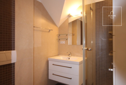 Nicely kept, unfurnished family house in quiet part of Průhonice with beautiful, grown garden, Javorová