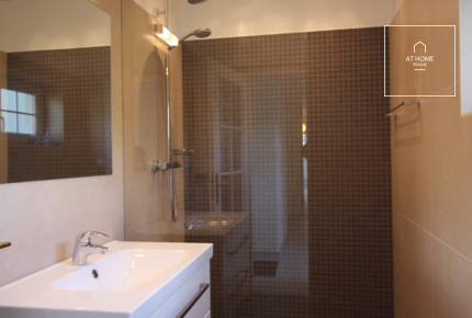 Nicely kept, unfurnished family house in quiet part of Průhonice with beautiful, grown garden, Javorová