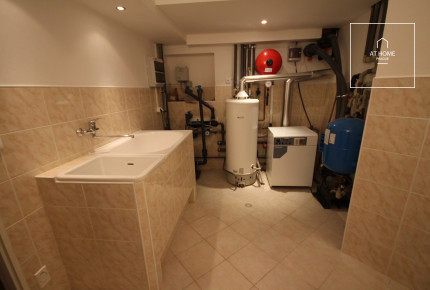 Nicely kept, unfurnished family house in quiet part of Průhonice with beautiful, grown garden, Javorová