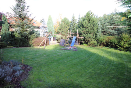 Nicely kept, unfurnished family house in quiet part of Průhonice with beautiful, grown garden, Javorová