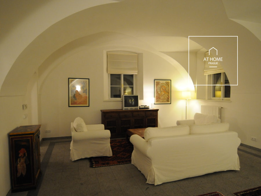 Apartment with private small garden, Malá Strana