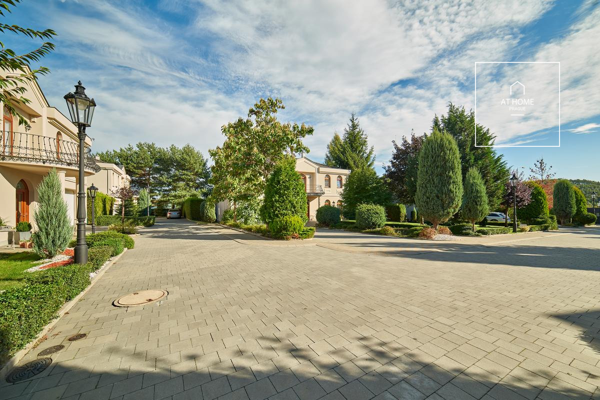 Luxurious villa at Prague 6 - Nebušice, Villas Šárka.