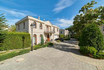 Luxurious villa at Prague 6 - Nebušice, Villas Šárka.
