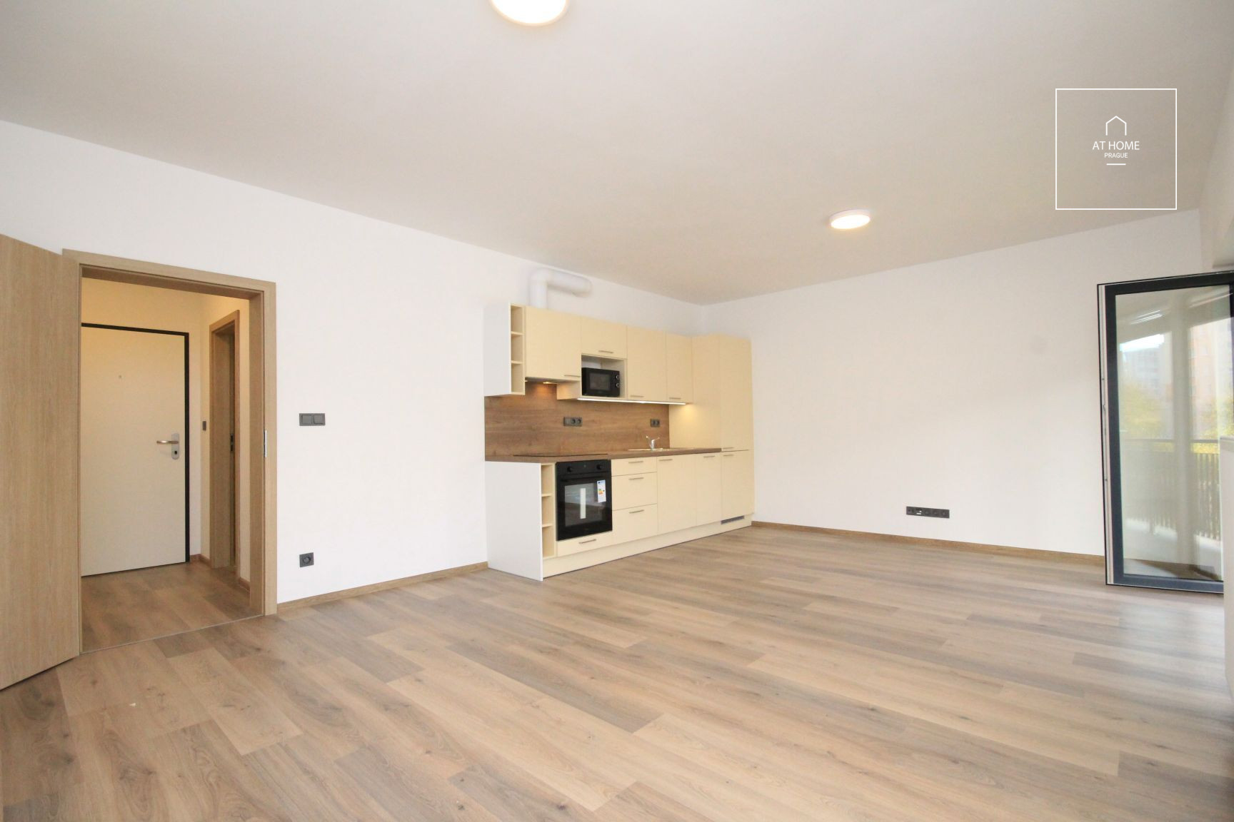 Nice, spacious studio apartment with balcony, new building, Pilsen