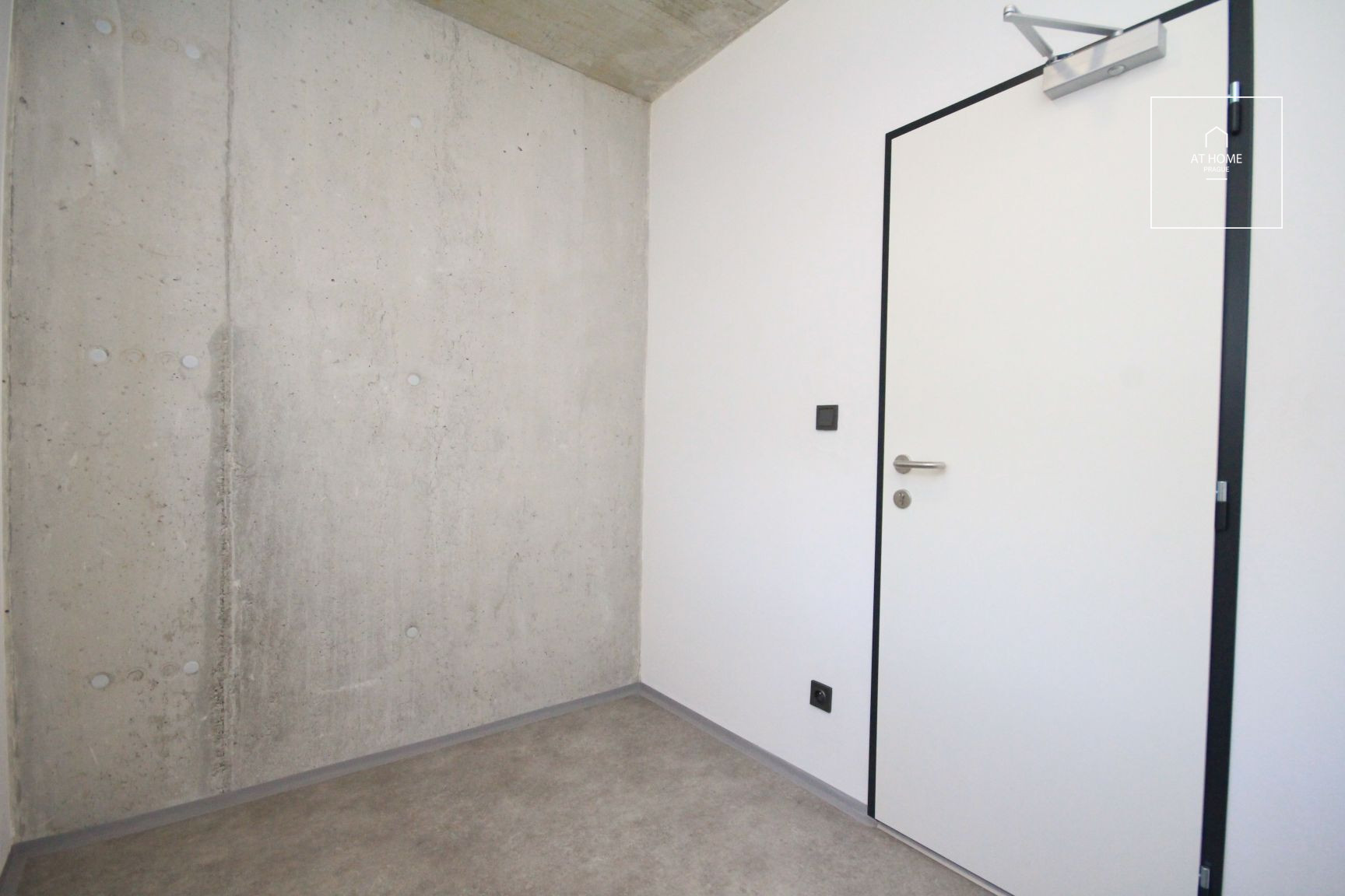 Nice, spacious studio apartment with balcony, new building, Pilsen
