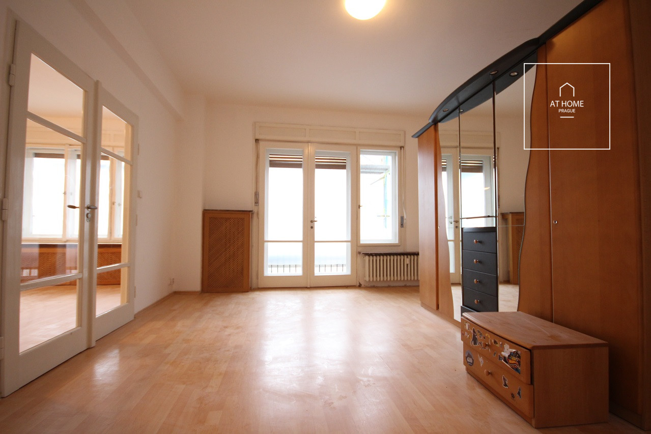 Nice, spacious apartment, Masarykovo nábřeží, Nové Město