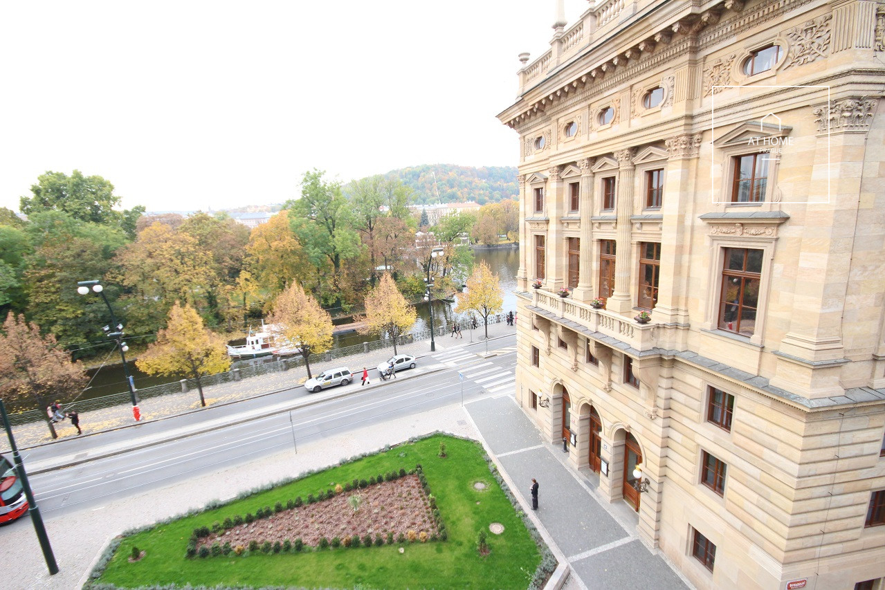 Příjemný prostorný byt 3+1, Masarykovo nábřeží - Nové Město
