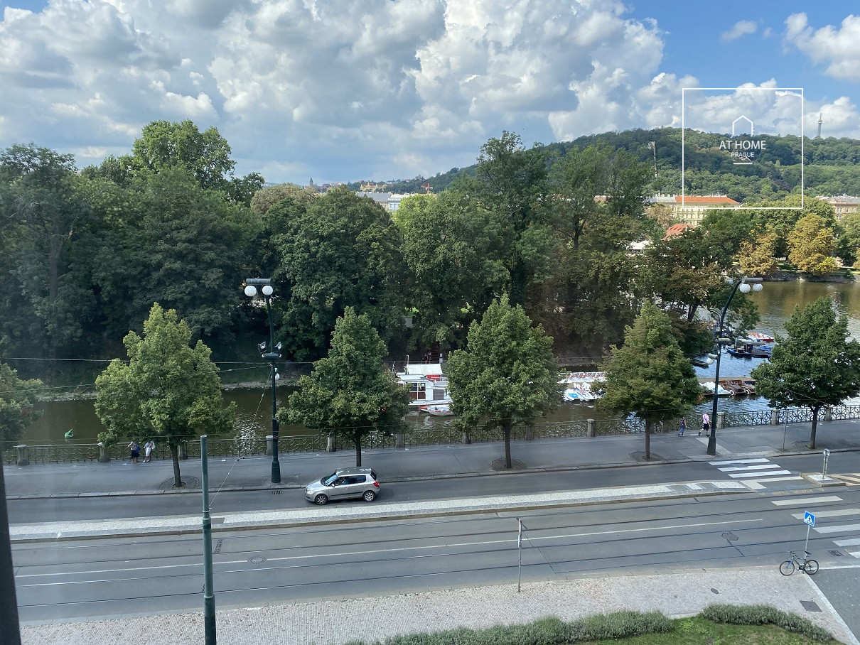 Příjemný prostorný byt 3+1, Masarykovo nábřeží - Nové Město