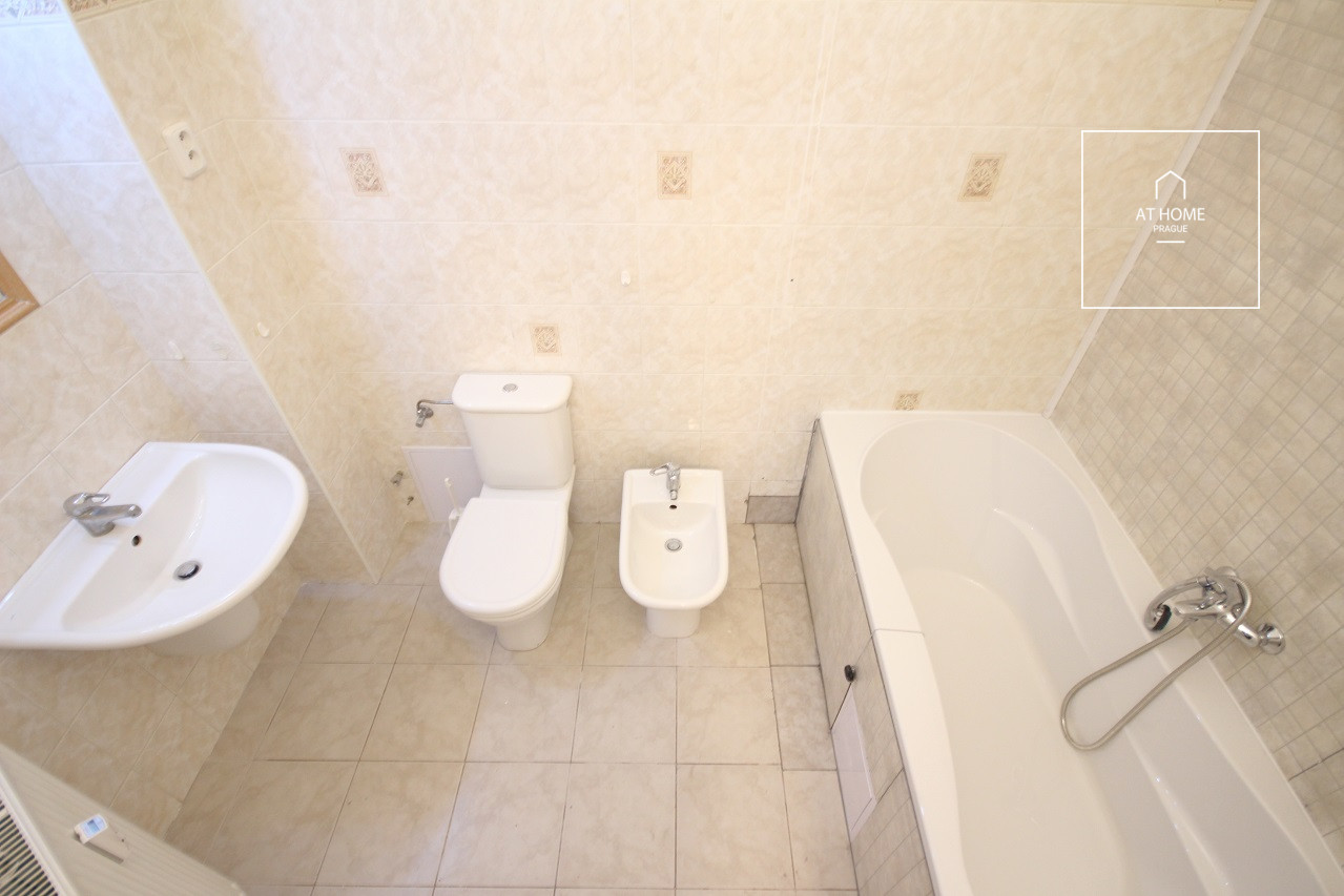 Nice, spacious apartment, Masarykovo nábřeží, Nové Město