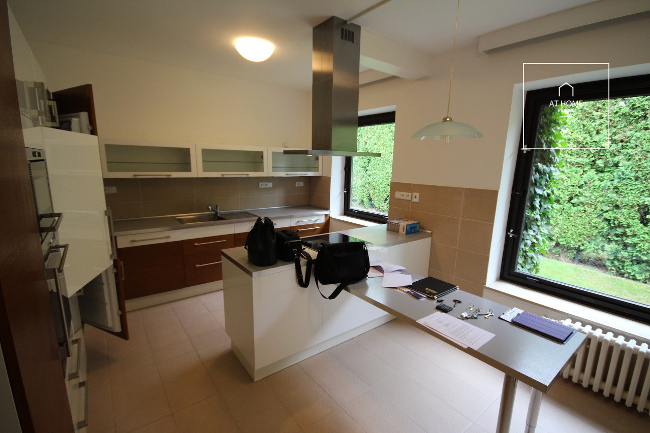 Unfurnished spacious 5-bedroom villa, Ke hrádku, Kunratice