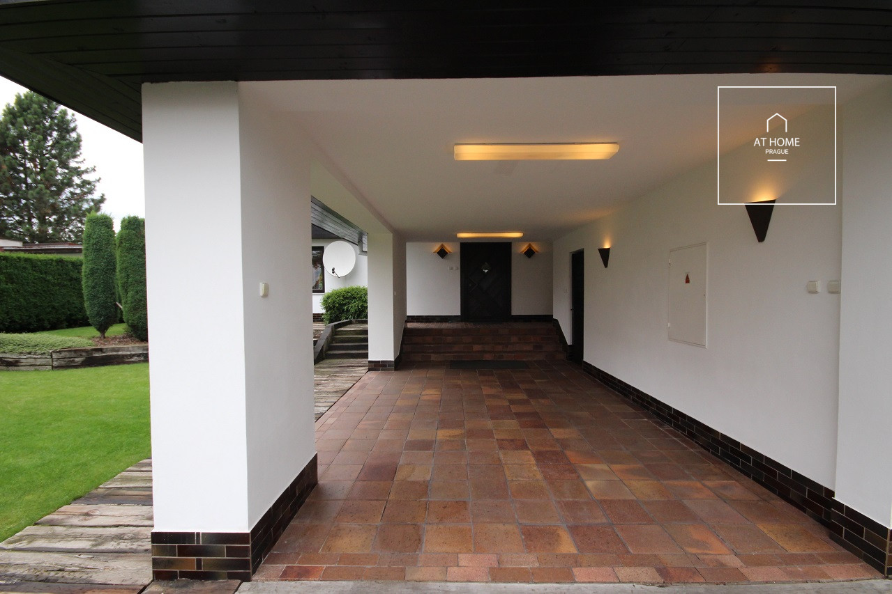 Unfurnished spacious 5-bedroom villa, Ke hrádku, Kunratice