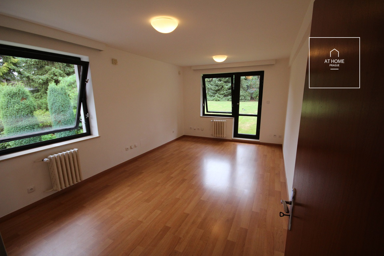 Nezařízená prostorná vila, Ke hrádku, Kunratice