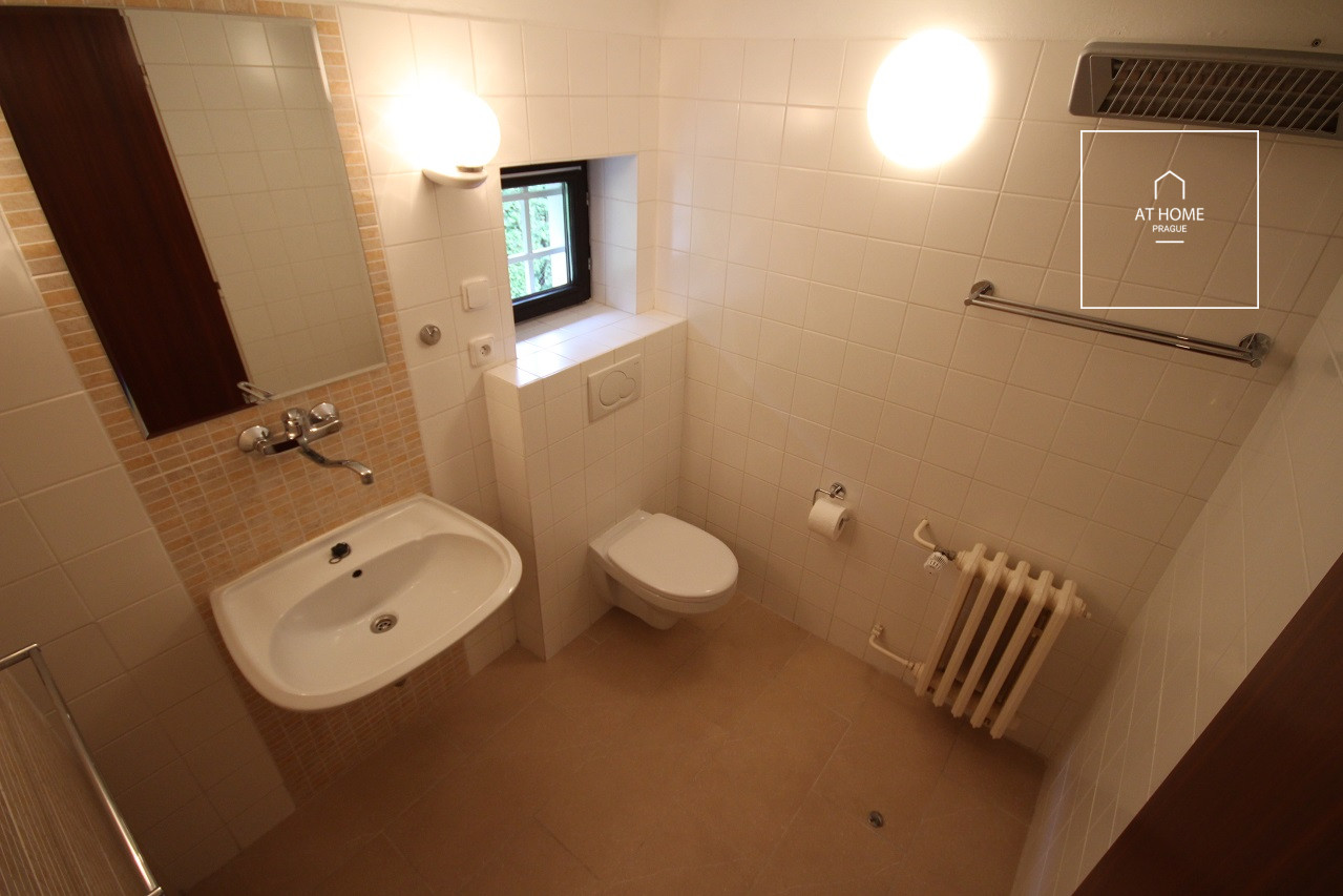 Nezařízená prostorná vila, Ke hrádku, Kunratice