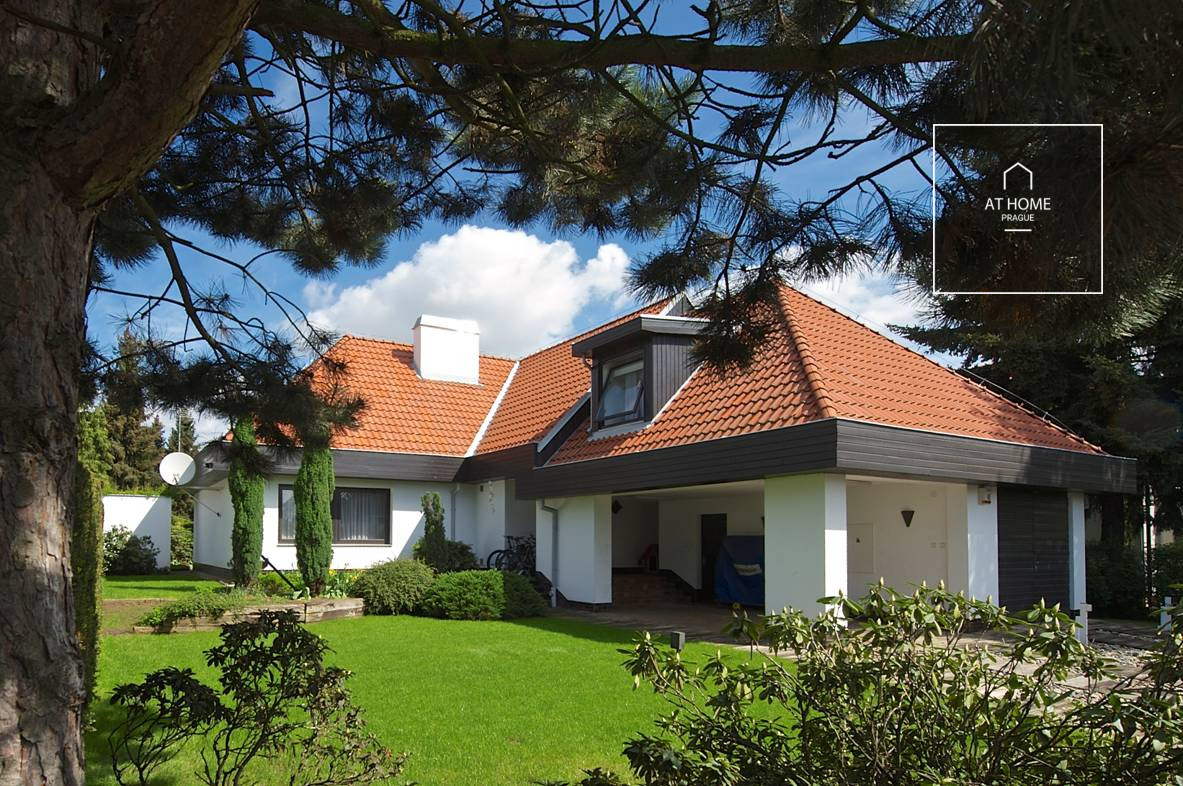 Nezařízená prostorná vila, Ke hrádku, Kunratice