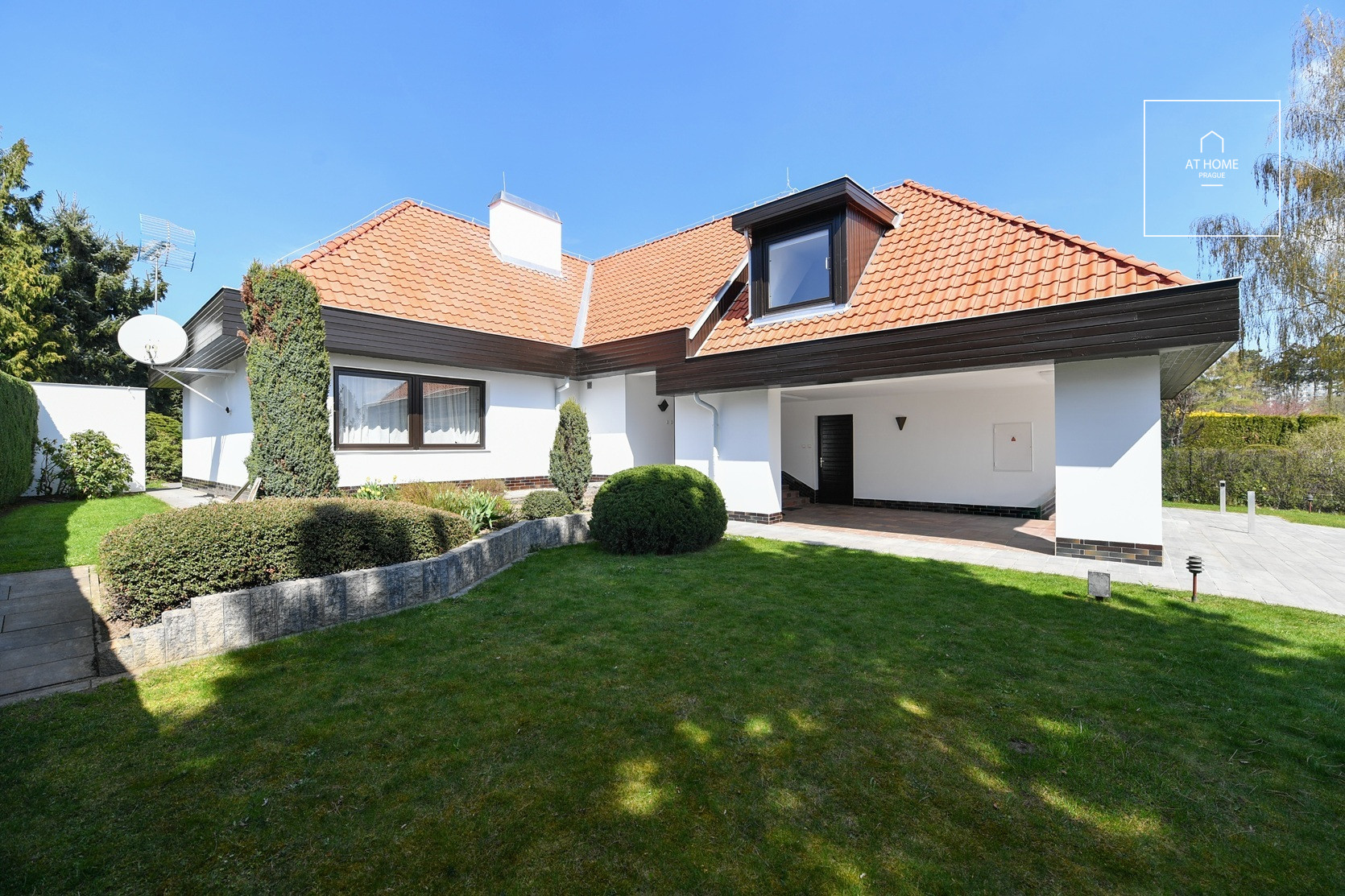 Unfurnished spacious 5-bedroom villa, Ke hrádku, Kunratice