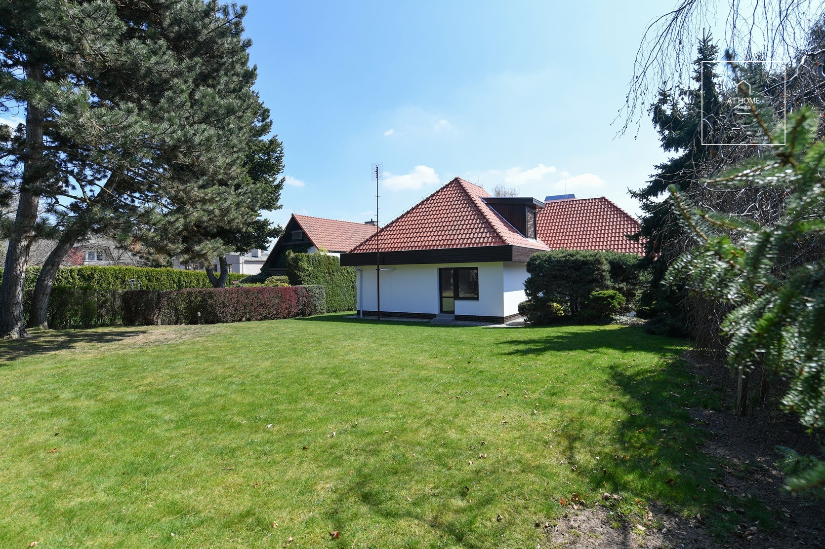 Unfurnished spacious 5-bedroom villa, Ke hrádku, Kunratice