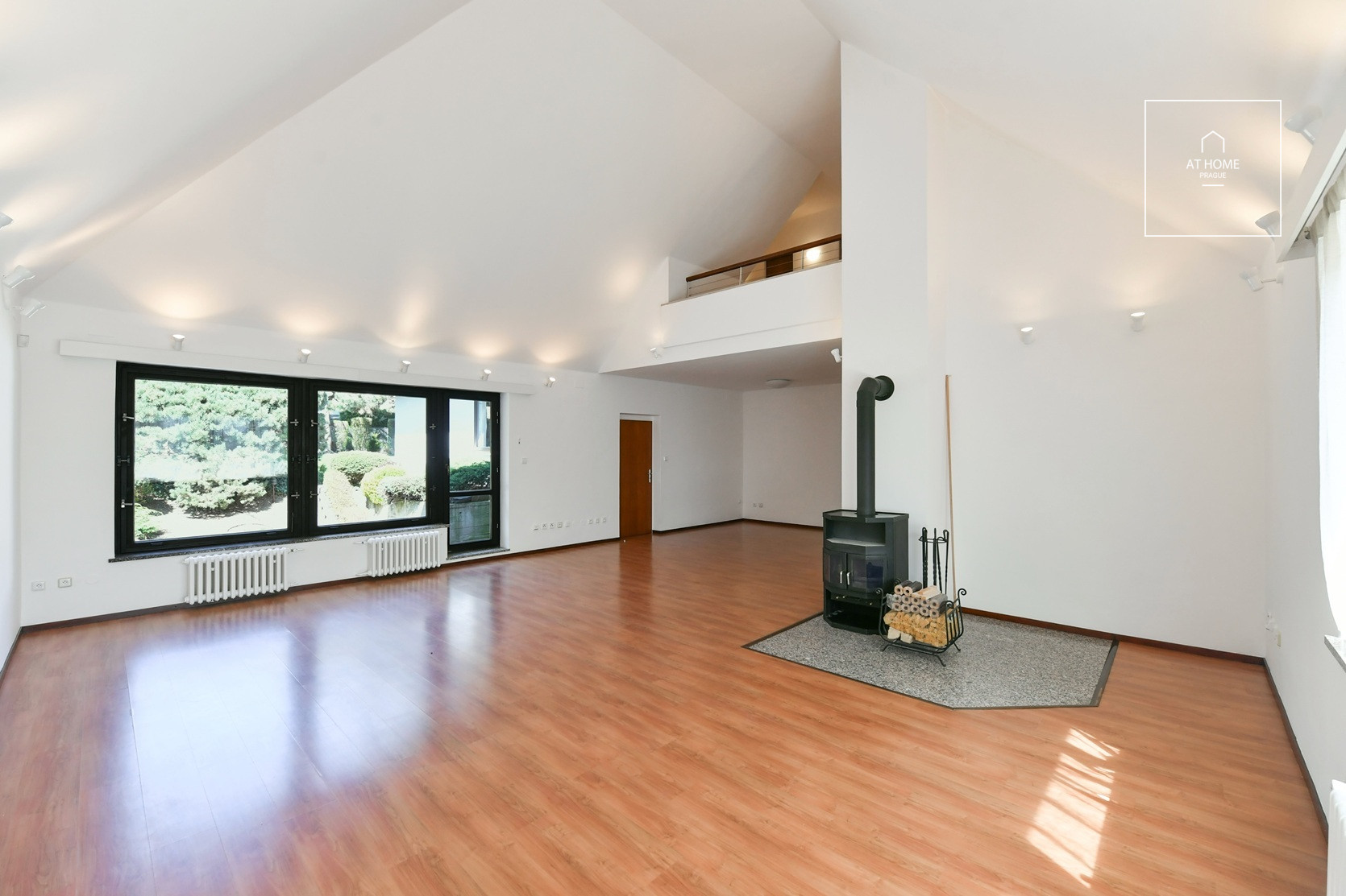 Unfurnished spacious 5-bedroom villa, Ke hrádku, Kunratice