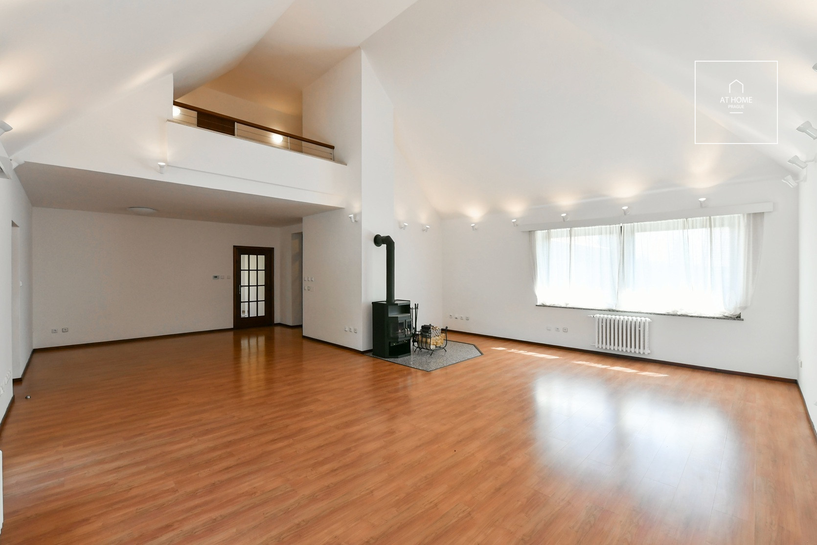 Unfurnished spacious 5-bedroom villa, Ke hrádku, Kunratice