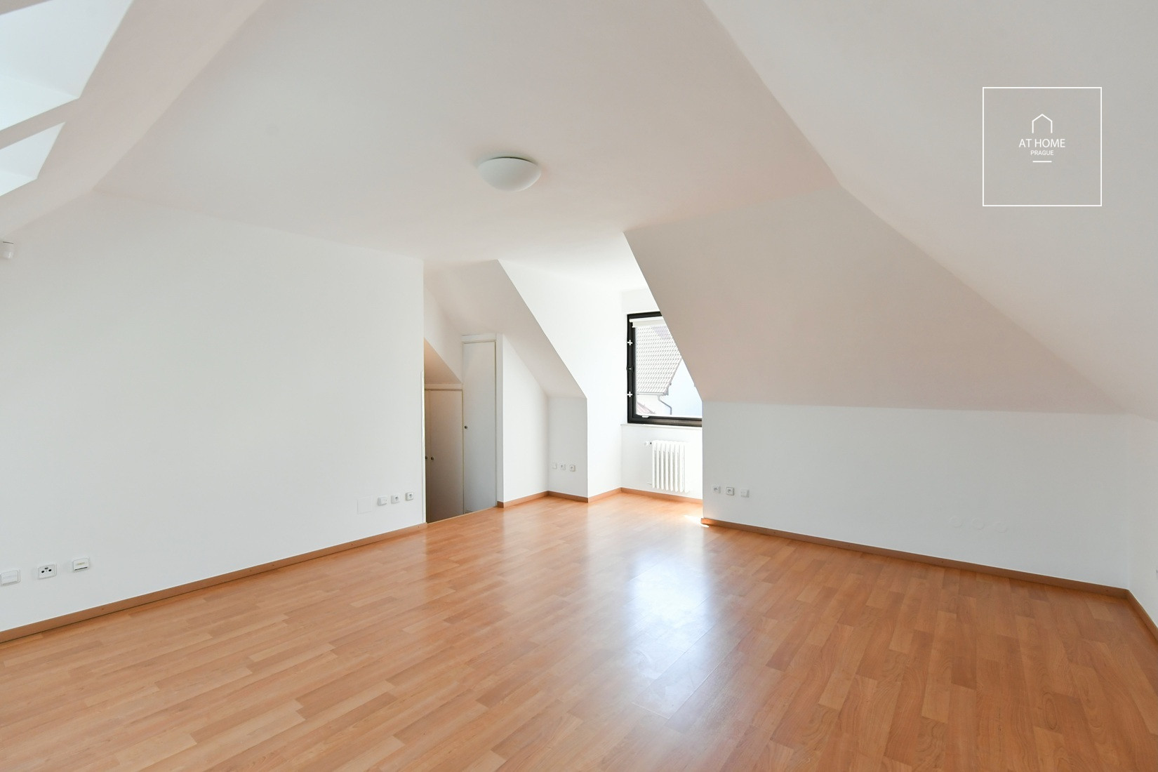 Unfurnished spacious 5-bedroom villa, Ke hrádku, Kunratice