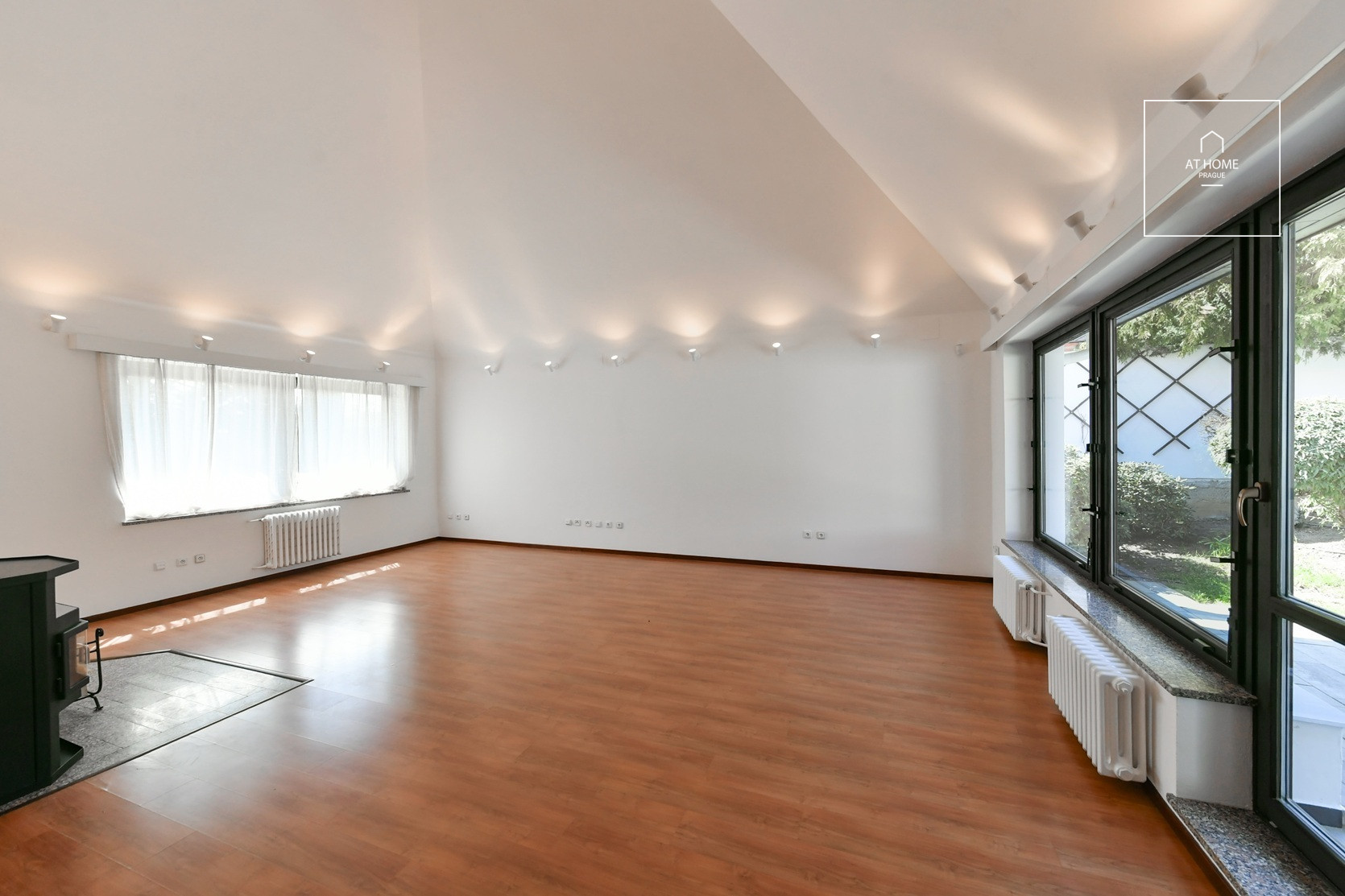 Unfurnished spacious 5-bedroom villa, Ke hrádku, Kunratice