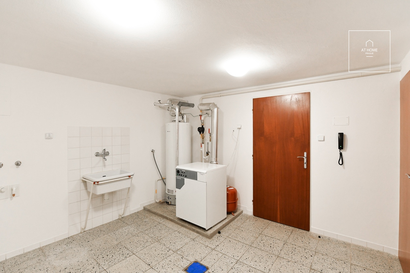 Unfurnished spacious 5-bedroom villa, Ke hrádku, Kunratice