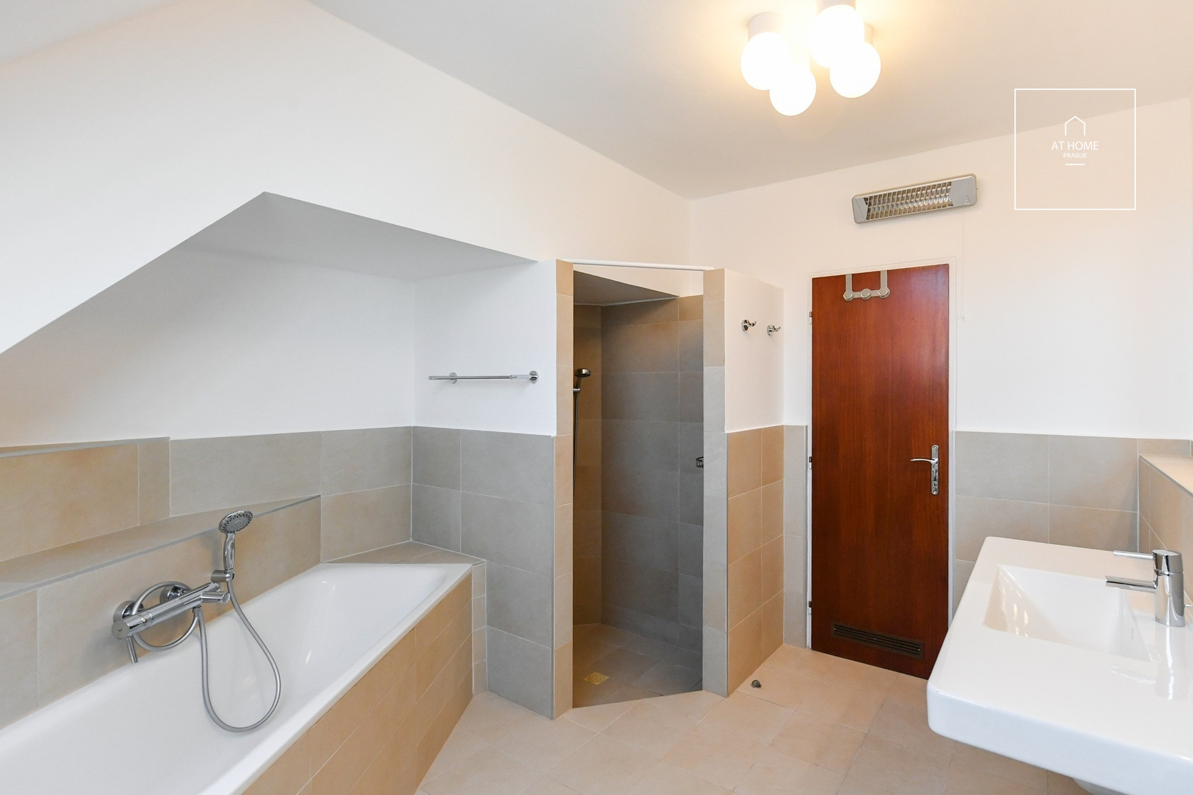 Unfurnished spacious 5-bedroom villa, Ke hrádku, Kunratice