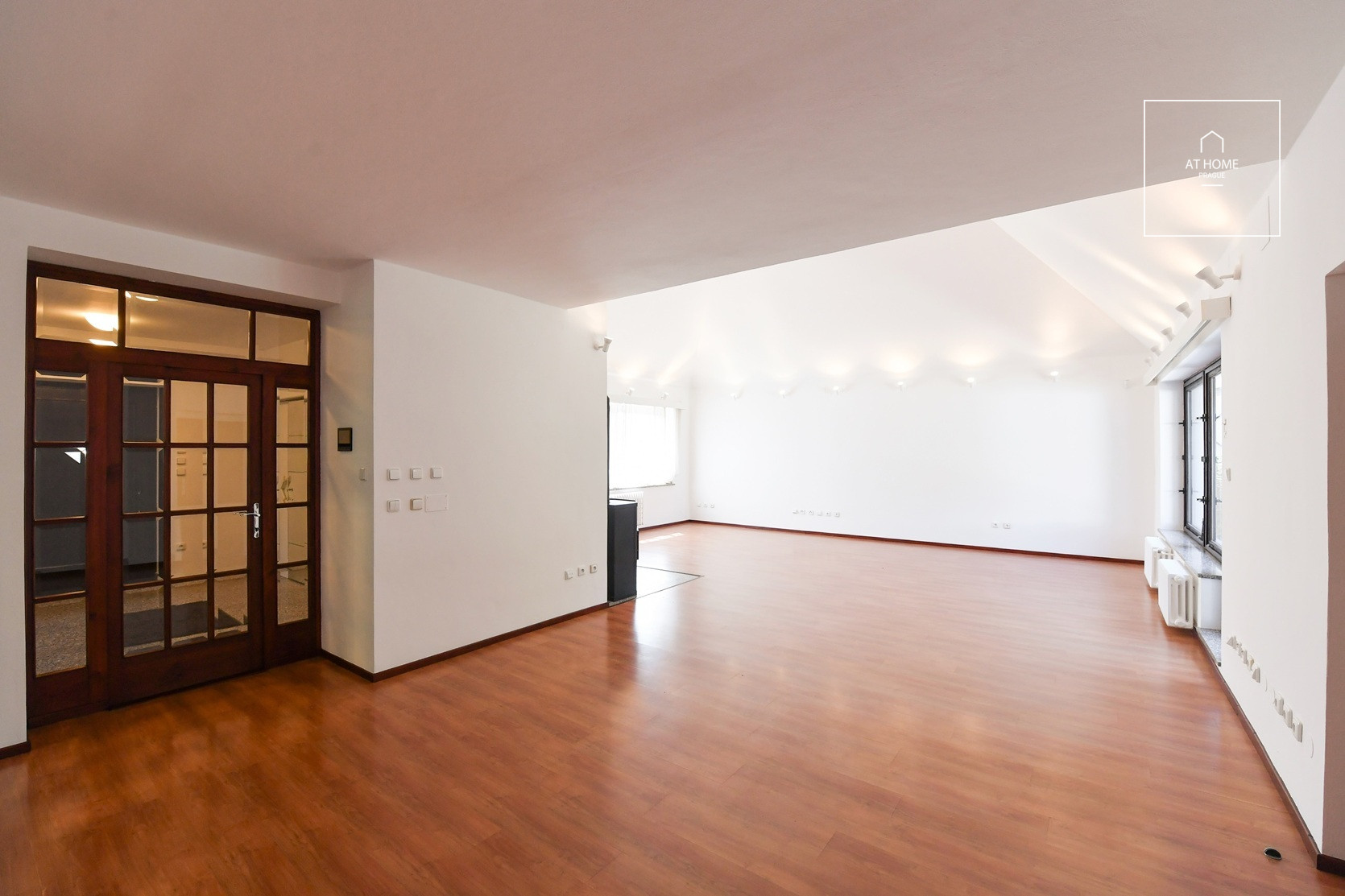 Unfurnished spacious 5-bedroom villa, Ke hrádku, Kunratice