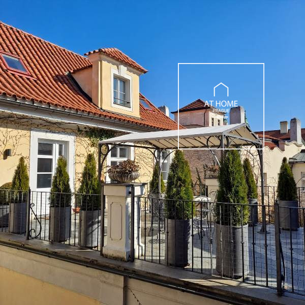 Charming 3-bedroom apartment with terrace, Malá Strana