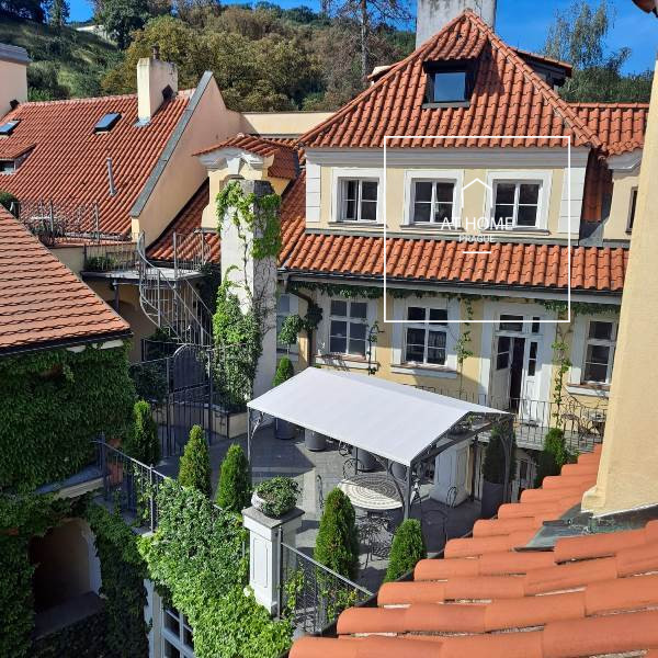 Charming 3-bedroom apartment with terrace, Malá Strana