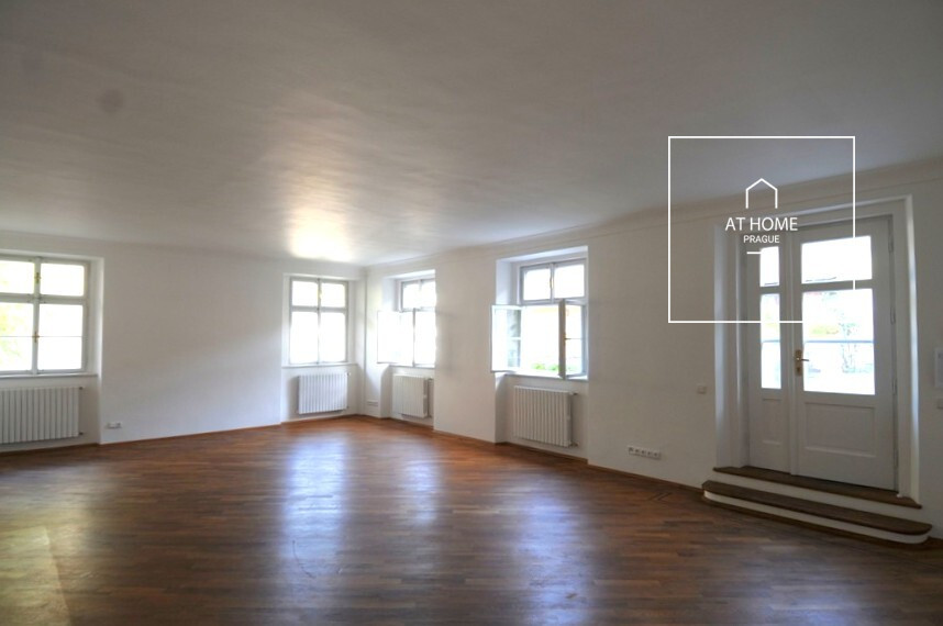 Charming 3-bedroom apartment with terrace, Malá Strana