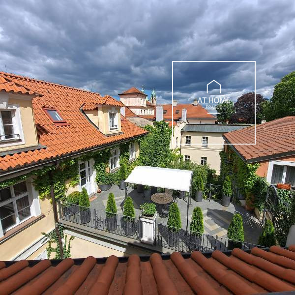 Prestižní byt 4+1 s terasou v historickém domě, Malá Strana