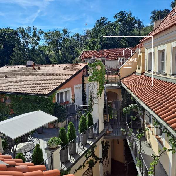 Prestižní byt 4+1 s terasou v historickém domě, Malá Strana
