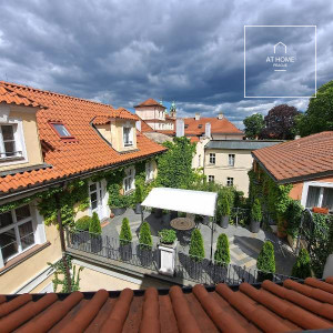 Prestižní byt 4+1 s terasou v historickém domě, Malá Strana