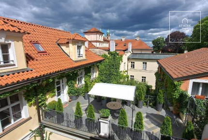 Prestižní byt 4+1 s terasou v historickém domě, Malá Strana
