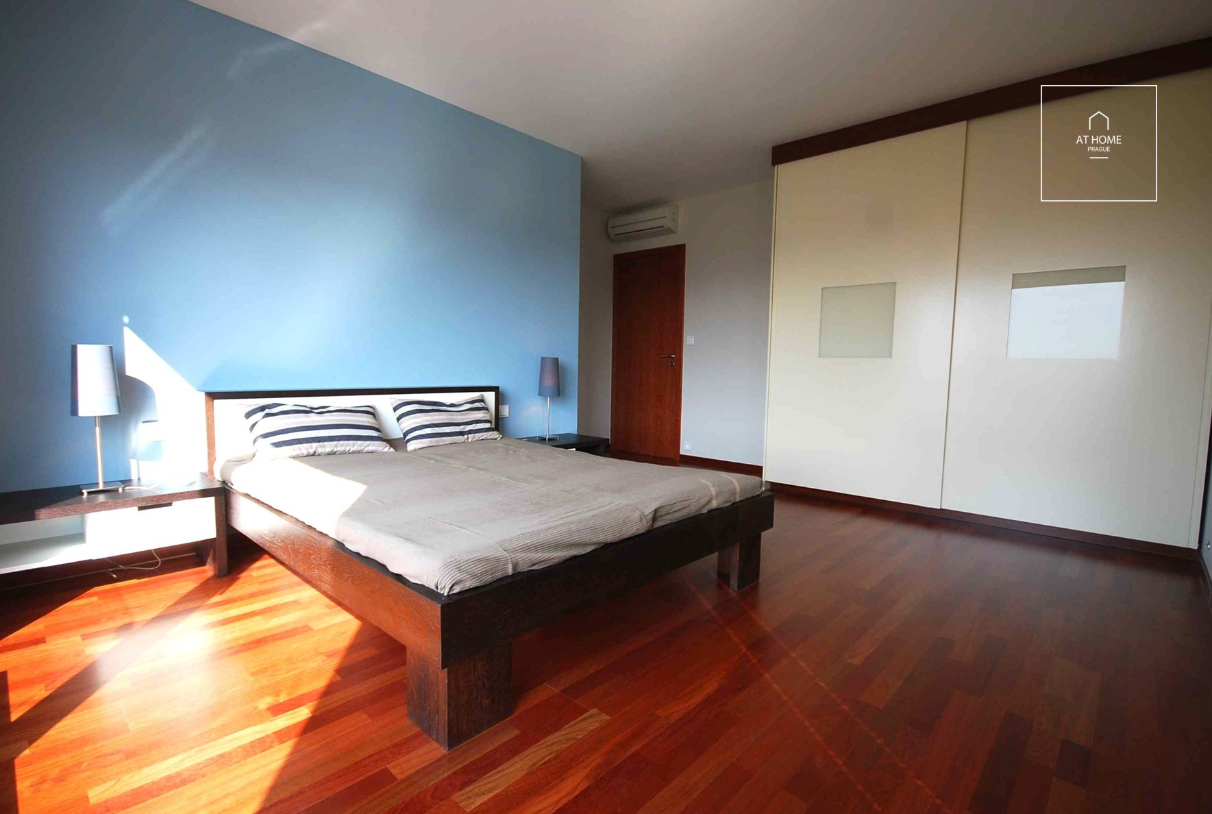 Plně zařízený luxusní byt 4+kk, 2x terasa, Rezidence Riegrovy Sady, Vinohrady