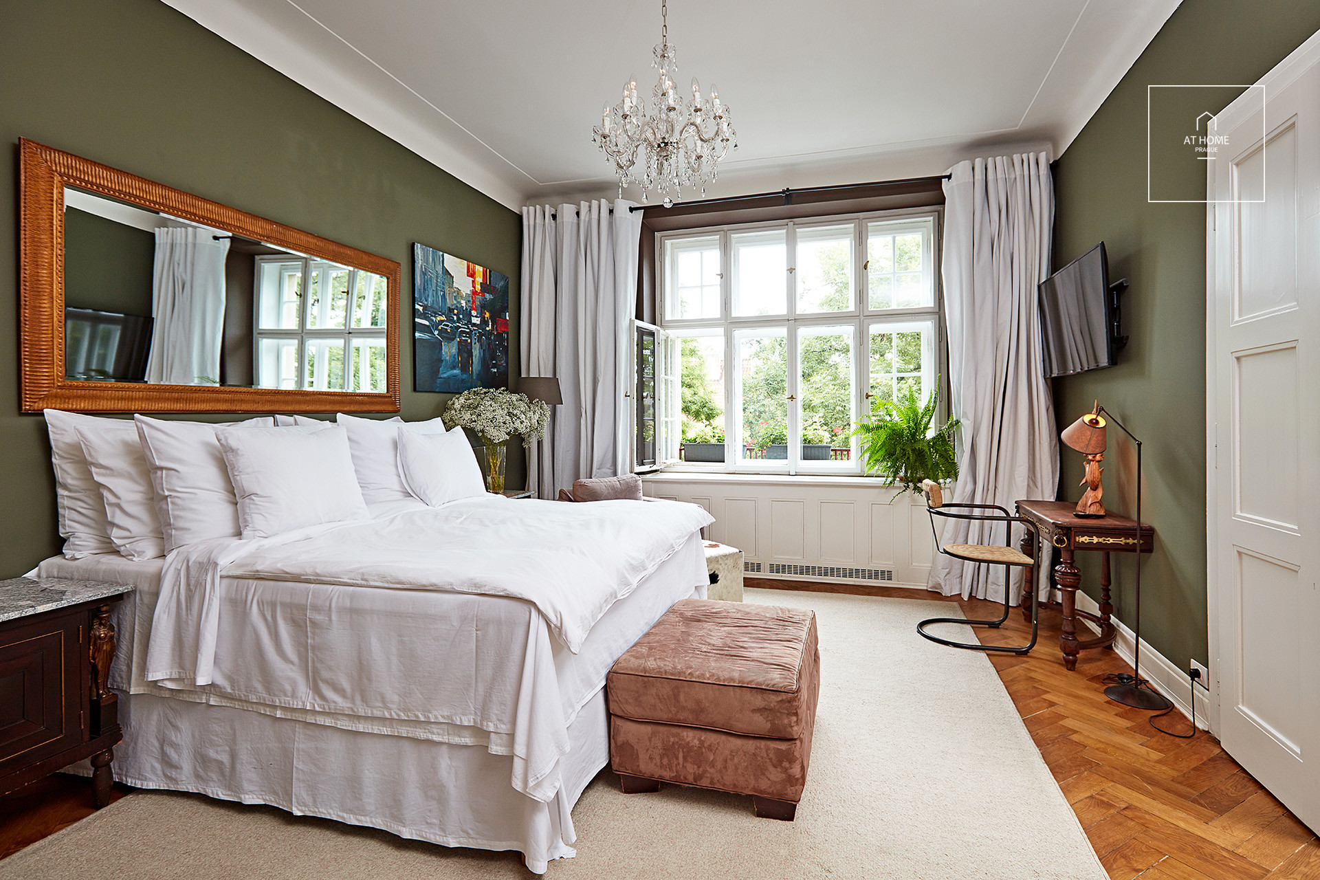 Plně zařízený luxusní byt, 2 ložnice, Na Hrobci, Nové Město