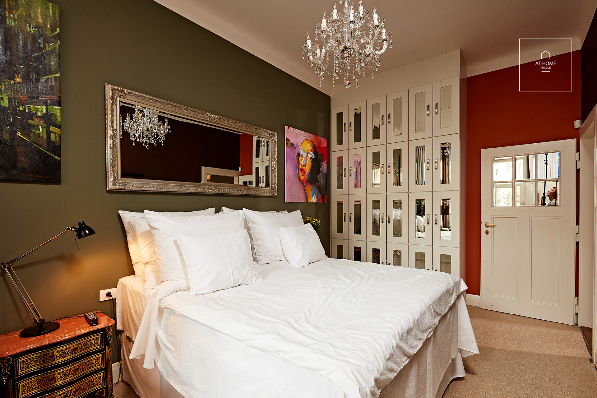 Plně zařízený luxusní byt, 2 ložnice, Na Hrobci, Nové Město