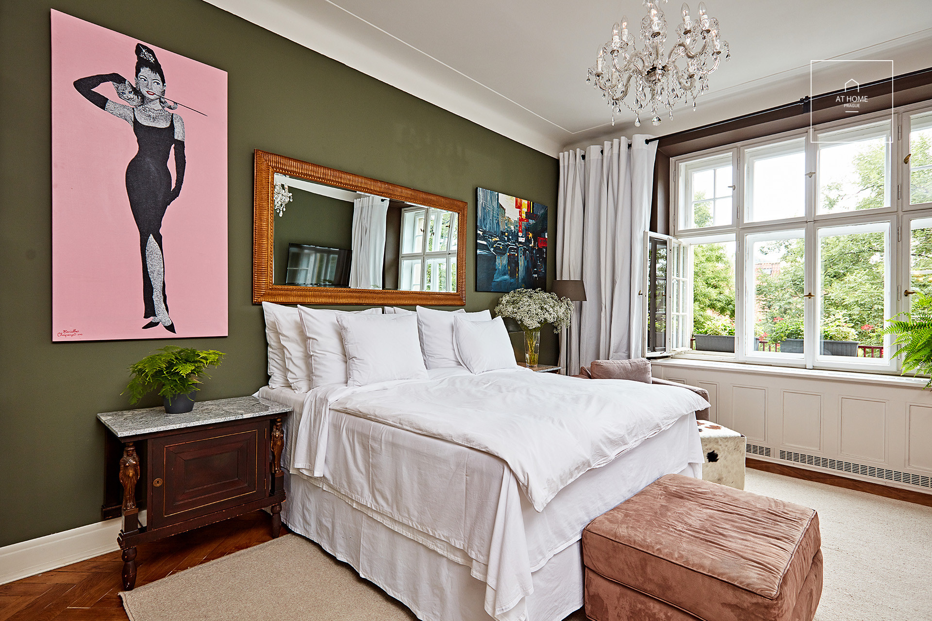 Plně zařízený luxusní byt, 2 ložnice, Na Hrobci, Nové Město