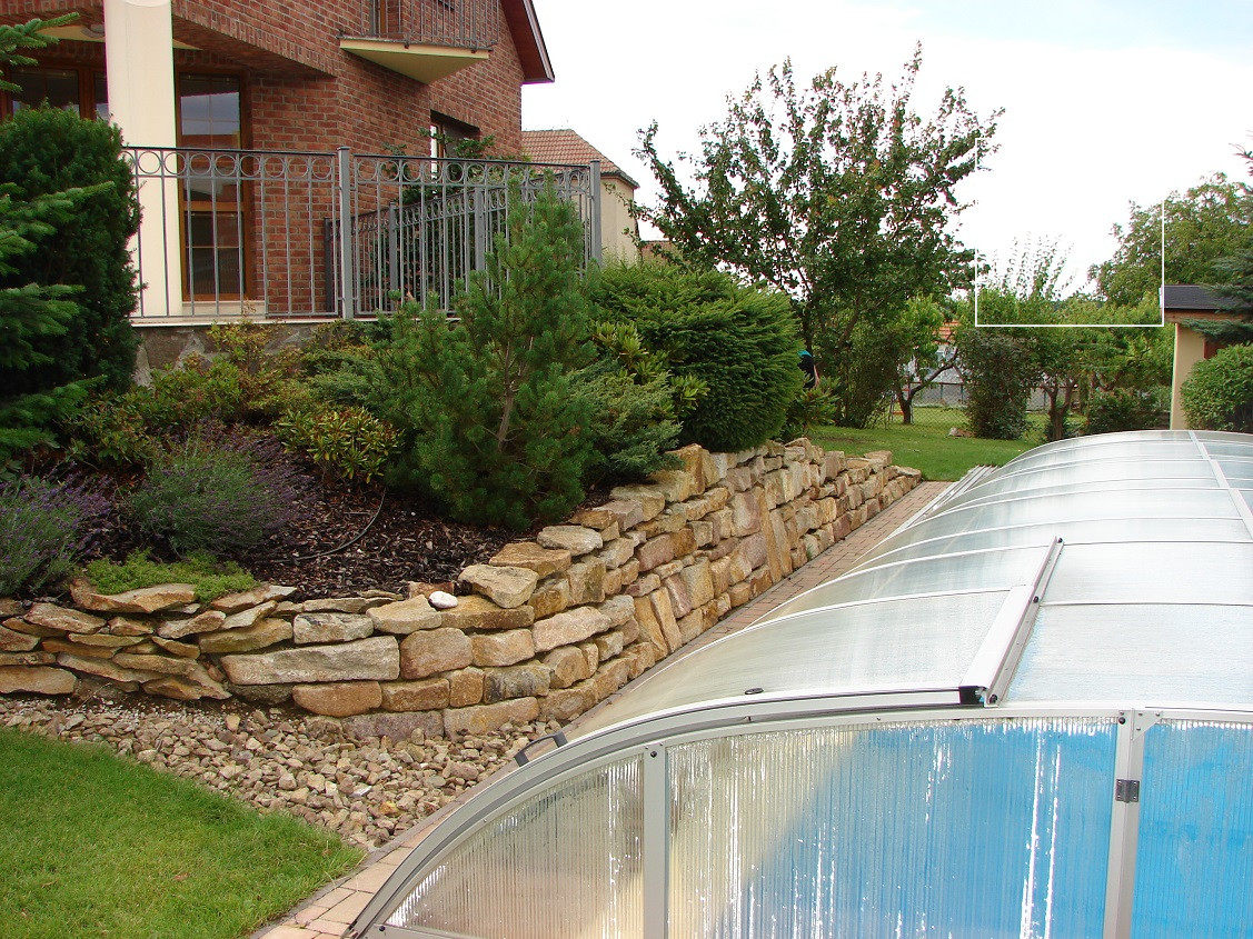 Nezařízená, velká vila v Nebušicích