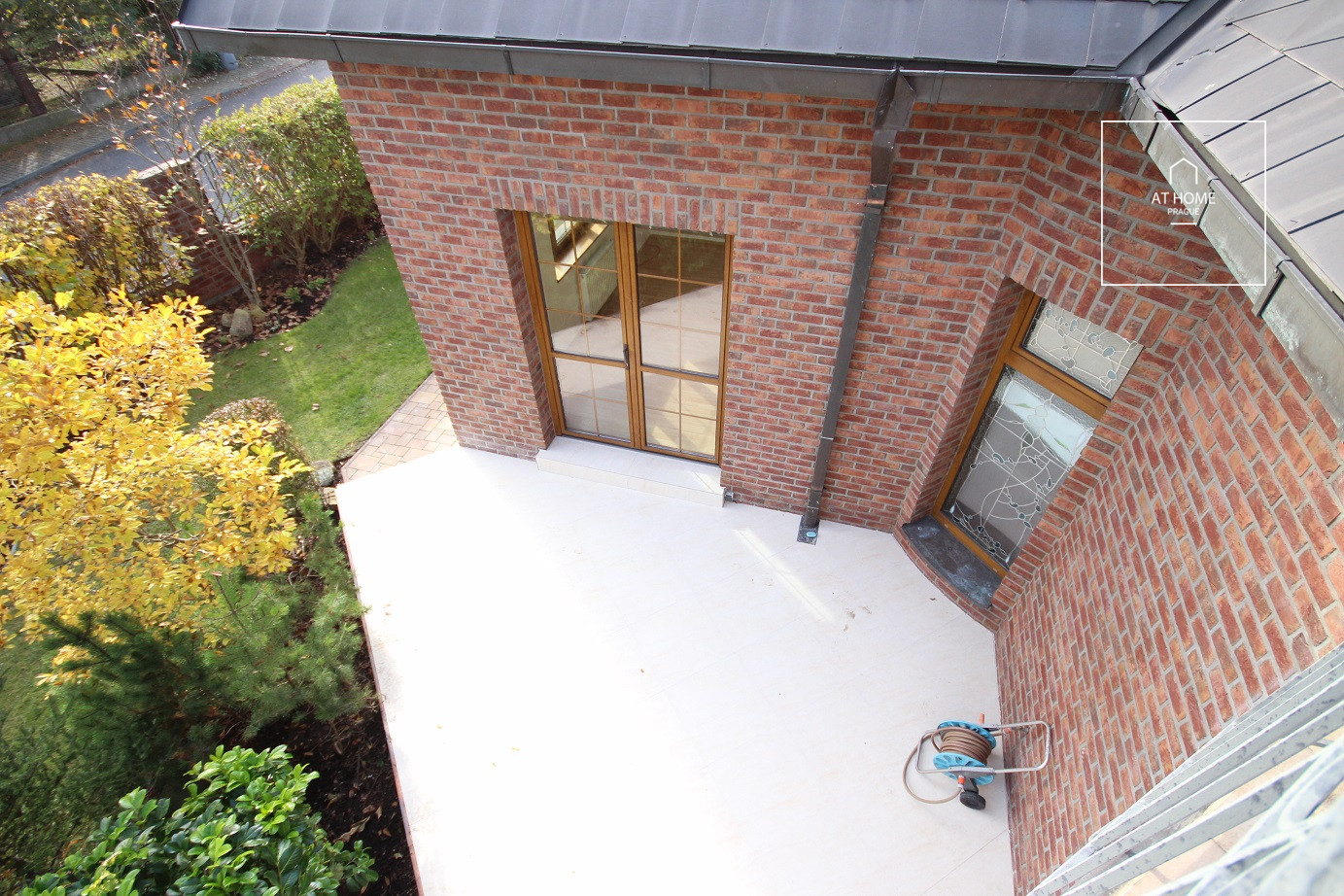 Nezařízená, velká vila v Nebušicích