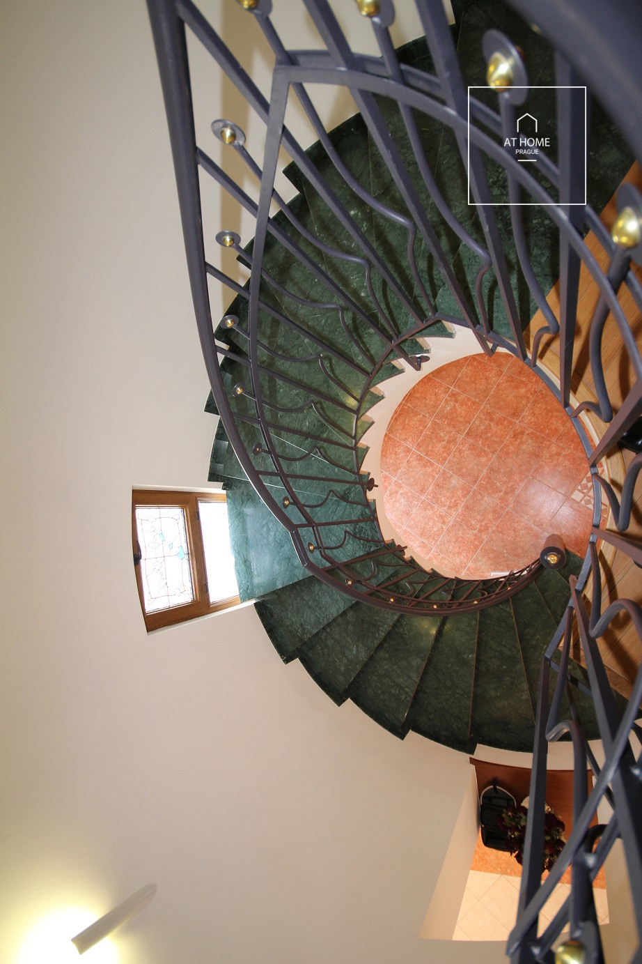 Nezařízená, velká vila v Nebušicích