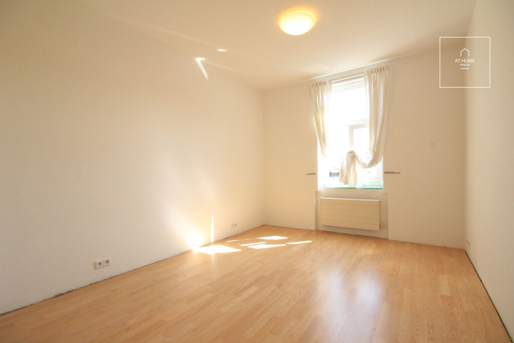 Unfurnished (furnishing possible), 4-bedroom apartment with terrace, Chopinova, Vinohrady