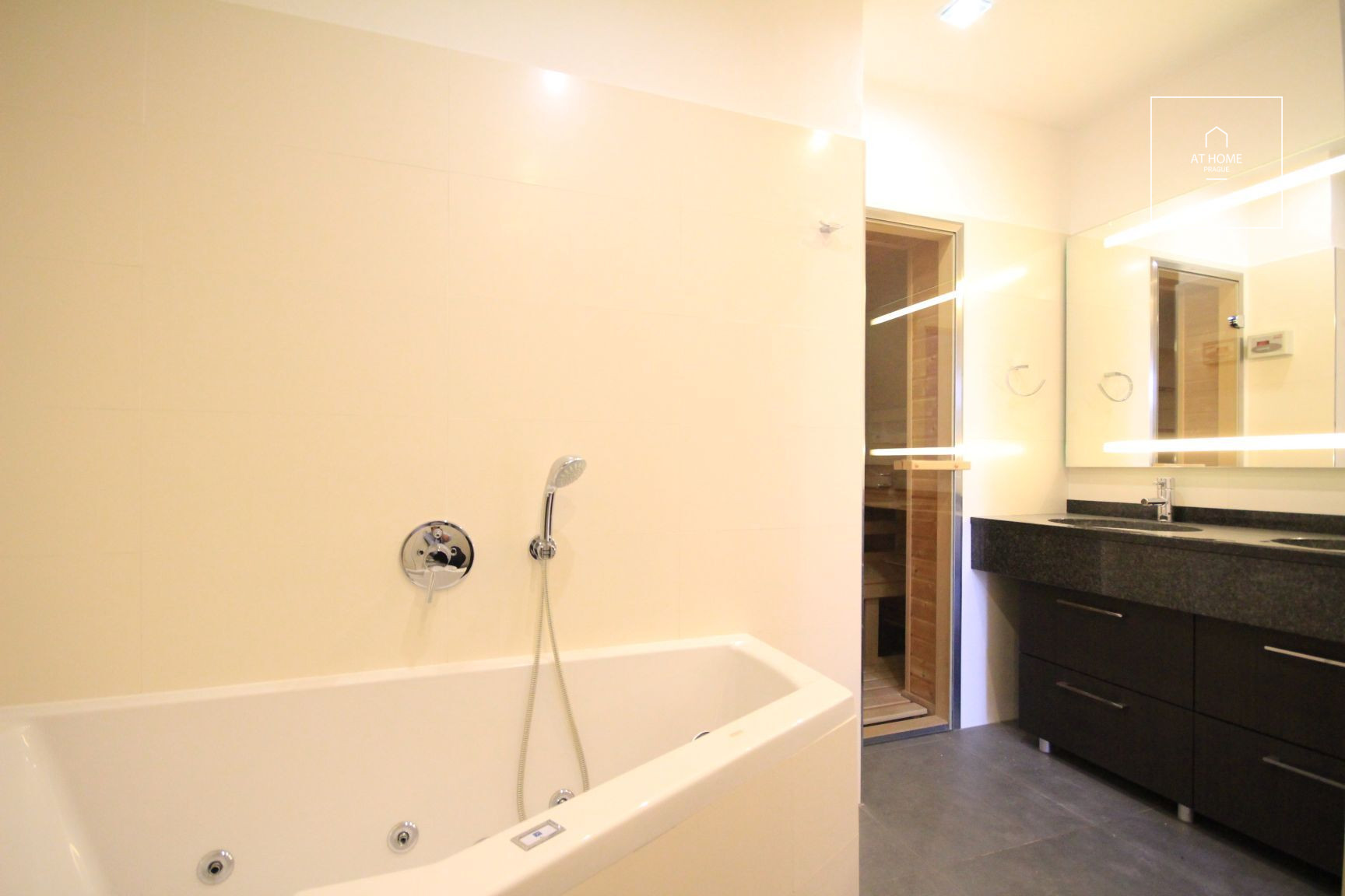 Unfurnished (furnishing possible), 4-bedroom apartment with terrace, Chopinova, Vinohrady